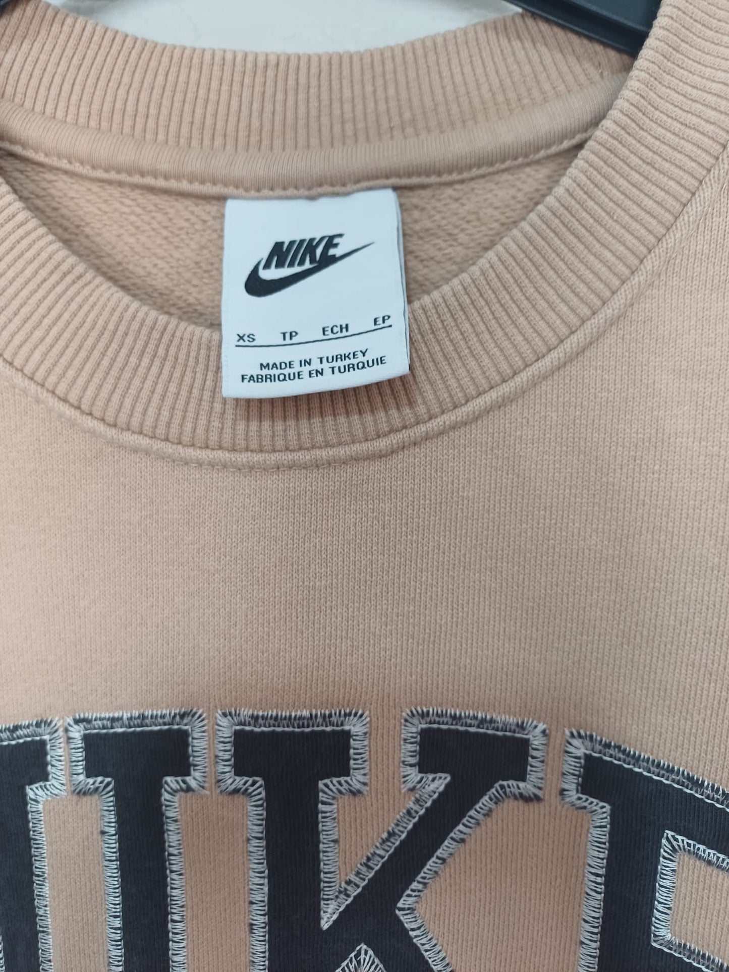Men's Sweatshirt Nike Beige/Peach Crew Neck Logo Chest Red Swoosh Striped Cuffs Size XS/S - Very Good Condition