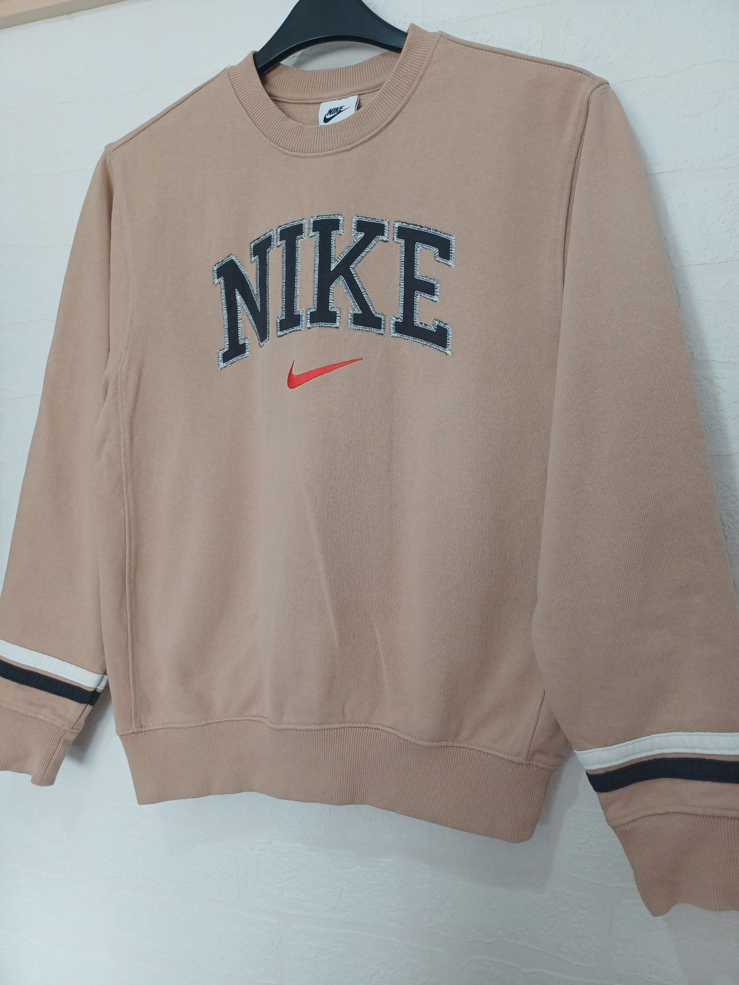 Men's Sweatshirt Nike Beige/Peach Crew Neck Logo Chest Red Swoosh Striped Cuffs Size XS/S - Very Good Condition