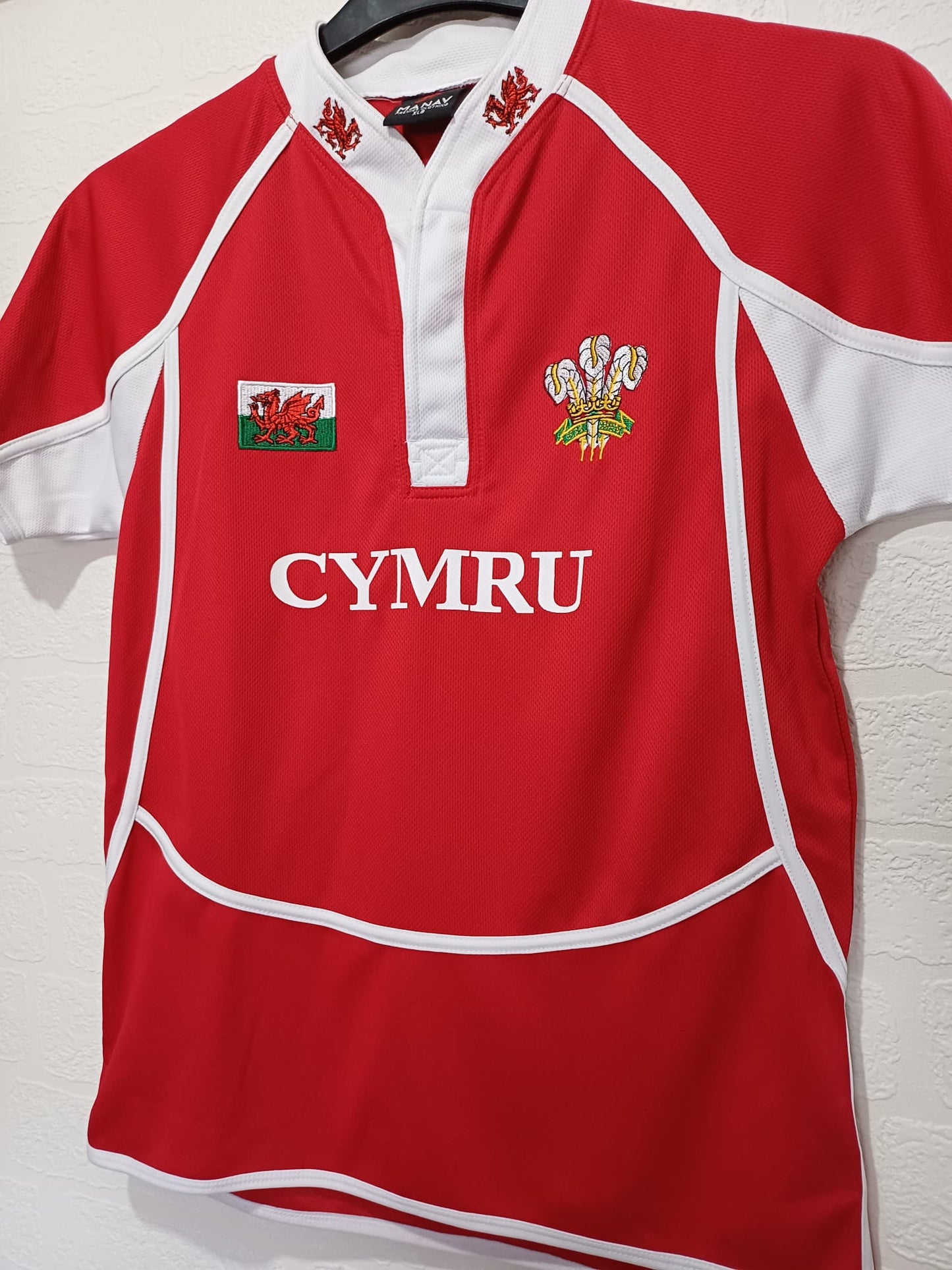 Men's Rugby Shirt Manav Wales Cymru Red & White Short Sleeve XLB Approx. 19" PTP - Very Good Condition