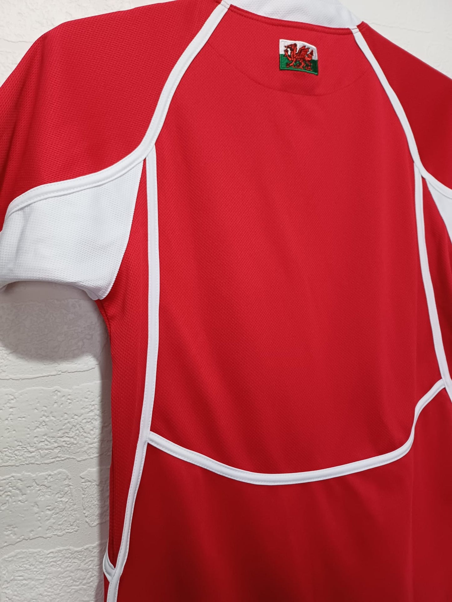 Men's Rugby Shirt Manav Wales Cymru Red & White Short Sleeve XLB Approx. 19" PTP - Very Good Condition