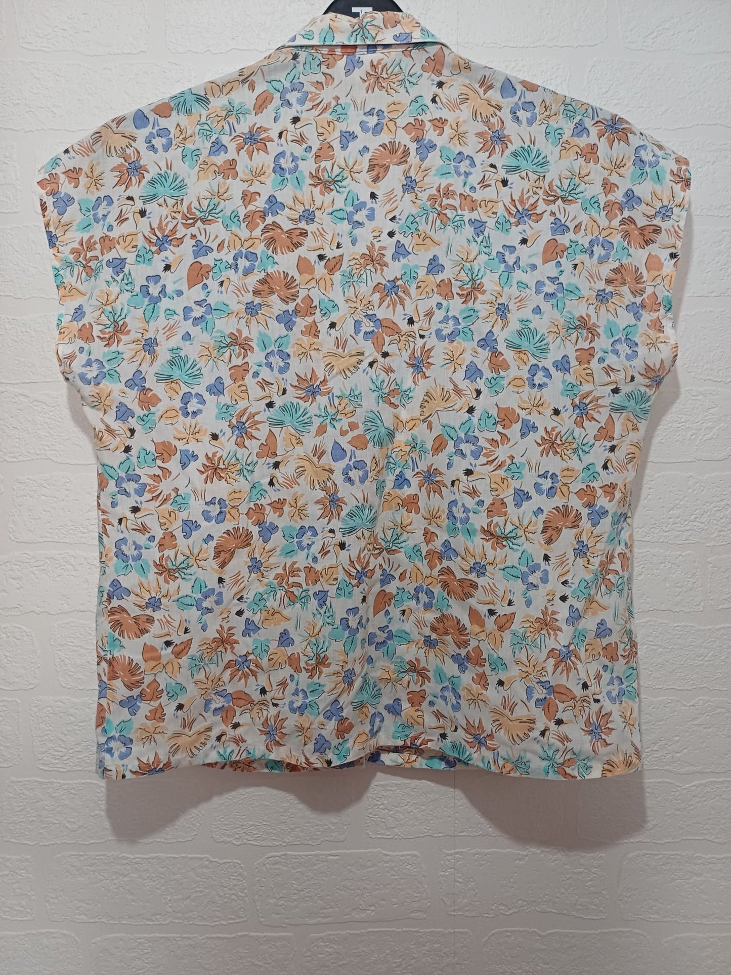 Women's Blouse Antoniolli White Multicolour Leaf Print Button Up Collared Size 12-14 Approx. 20.5" PTP - Very Good Condition