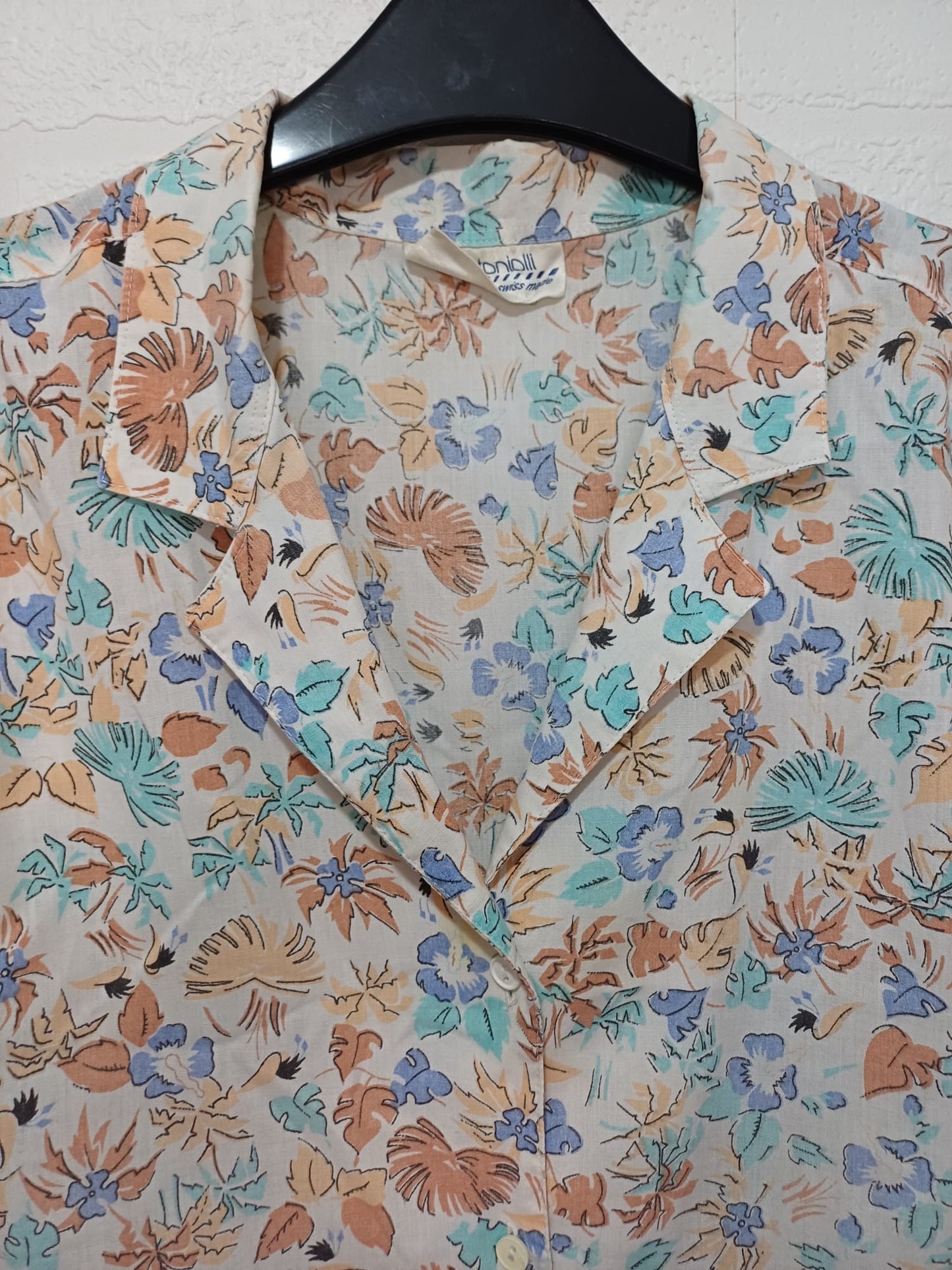 Women's Blouse Antoniolli White Multicolour Leaf Print Button Up Collared Size 12-14 Approx. 20.5" PTP - Very Good Condition