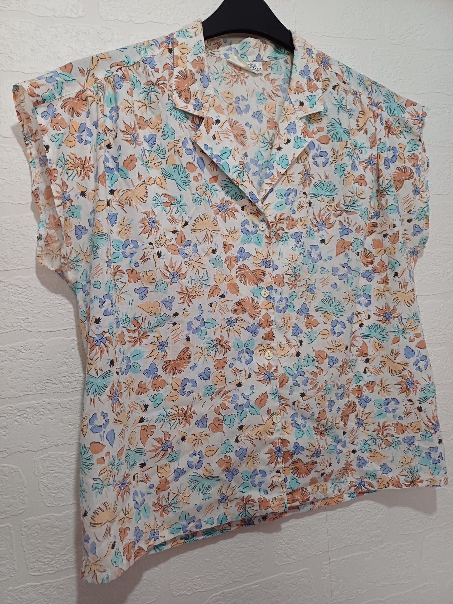Women's Blouse Antoniolli White Multicolour Leaf Print Button Up Collared Size 12-14 Approx. 20.5" PTP - Very Good Condition