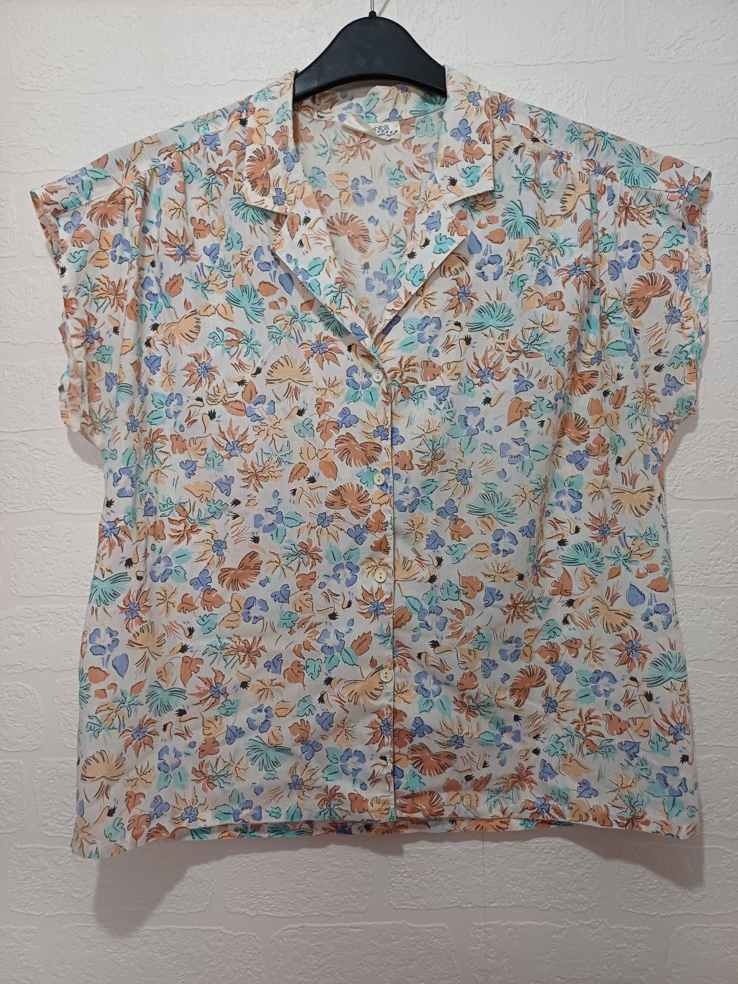 Women's Blouse Antoniolli White Multicolour Leaf Print Button Up Collared Size 12-14 Approx. 20.5" PTP - Very Good Condition