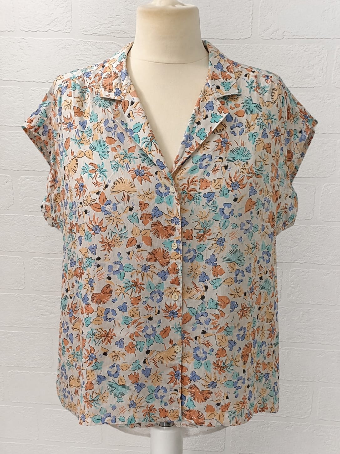 Women's Blouse Antoniolli White Multicolour Leaf Print Button Up Collared Size 12-14 Approx. 20.5" PTP - Very Good Condition