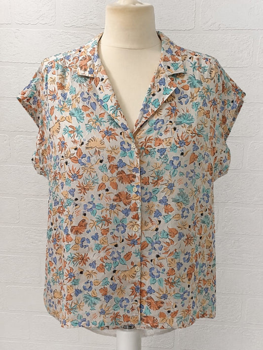 Women's Blouse Antoniolli White Multicolour Leaf Print Button Up Collared Size 12-14 Approx. 20.5" PTP - Very Good Condition
