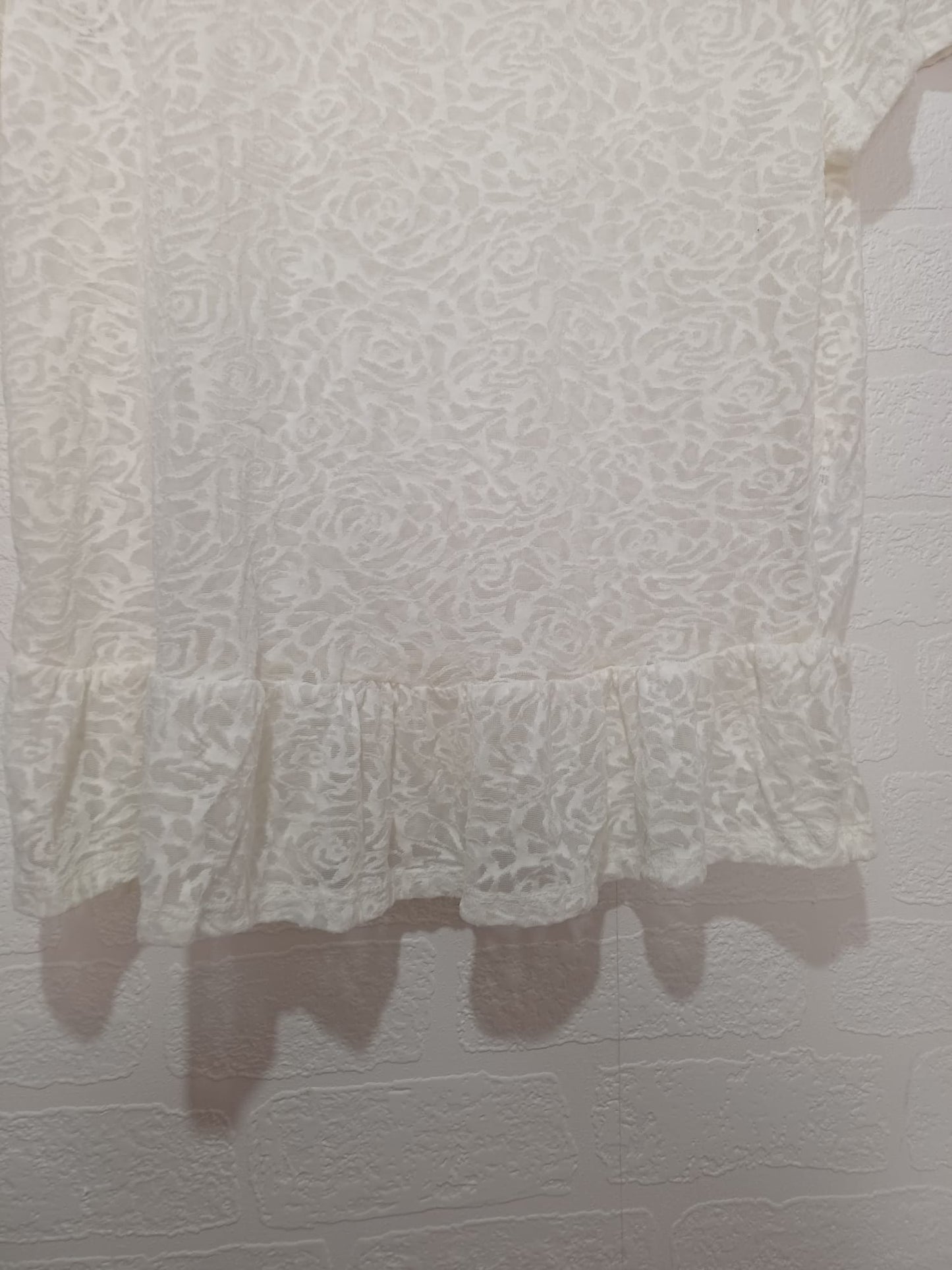 Women's Lace Top Yessica White Rose Pattern Peplum Frill Hem Short Sleeve Size M Approx. 20" PTP - Very Good Condition
