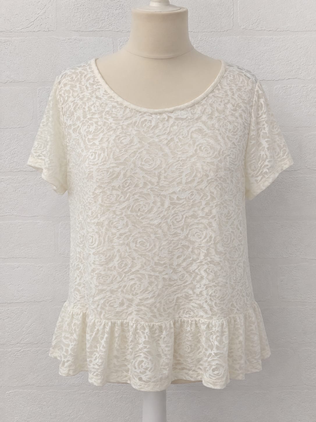 Women's Lace Top Yessica White Rose Pattern Peplum Frill Hem Short Sleeve Size M Approx. 20" PTP - Very Good Condition