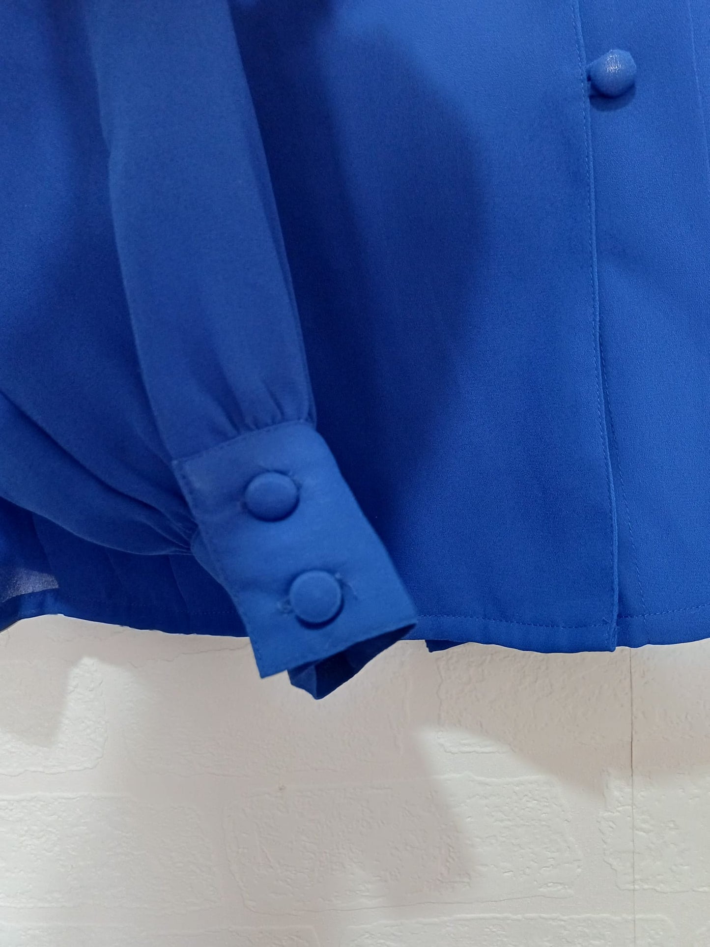 Women's Blouse Dana Alexander Royal Blue Embroidered Pleated Sheer Long Sleeve Vintage Size 6 Approx. 17" PTP - Very Good Condition
