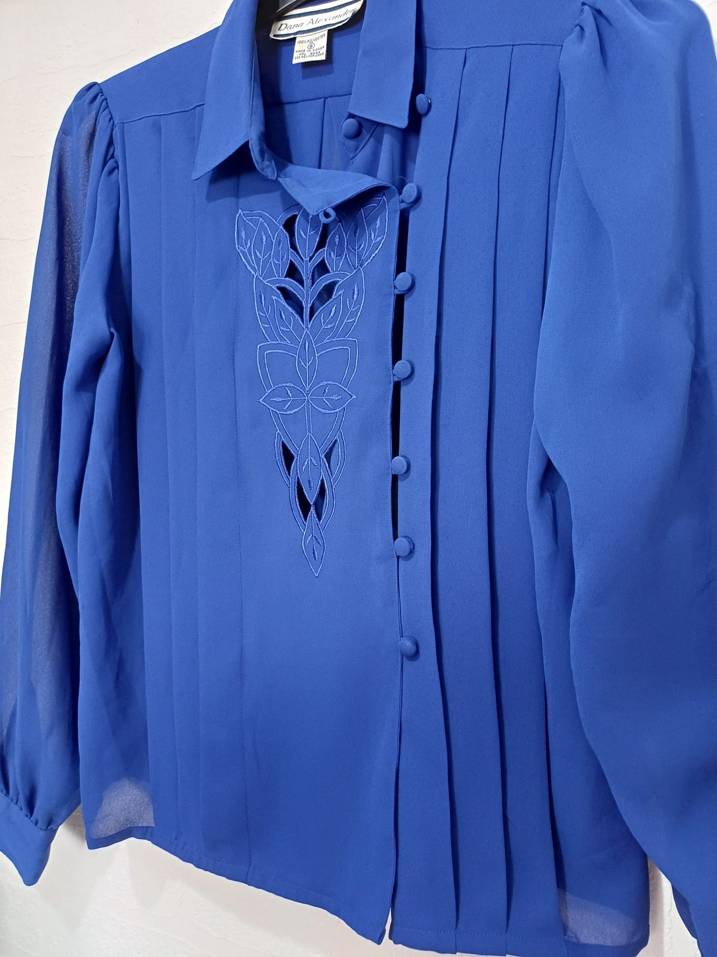 Women's Blouse Dana Alexander Royal Blue Embroidered Pleated Sheer Long Sleeve Vintage Size 6 Approx. 17" PTP - Very Good Condition