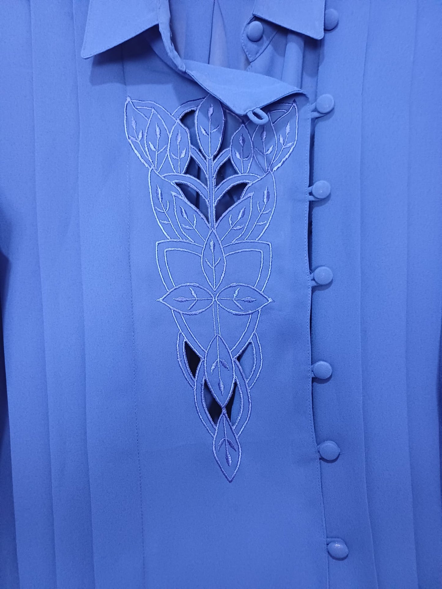 Women's Blouse Dana Alexander Royal Blue Embroidered Pleated Sheer Long Sleeve Vintage Size 6 Approx. 17" PTP - Very Good Condition