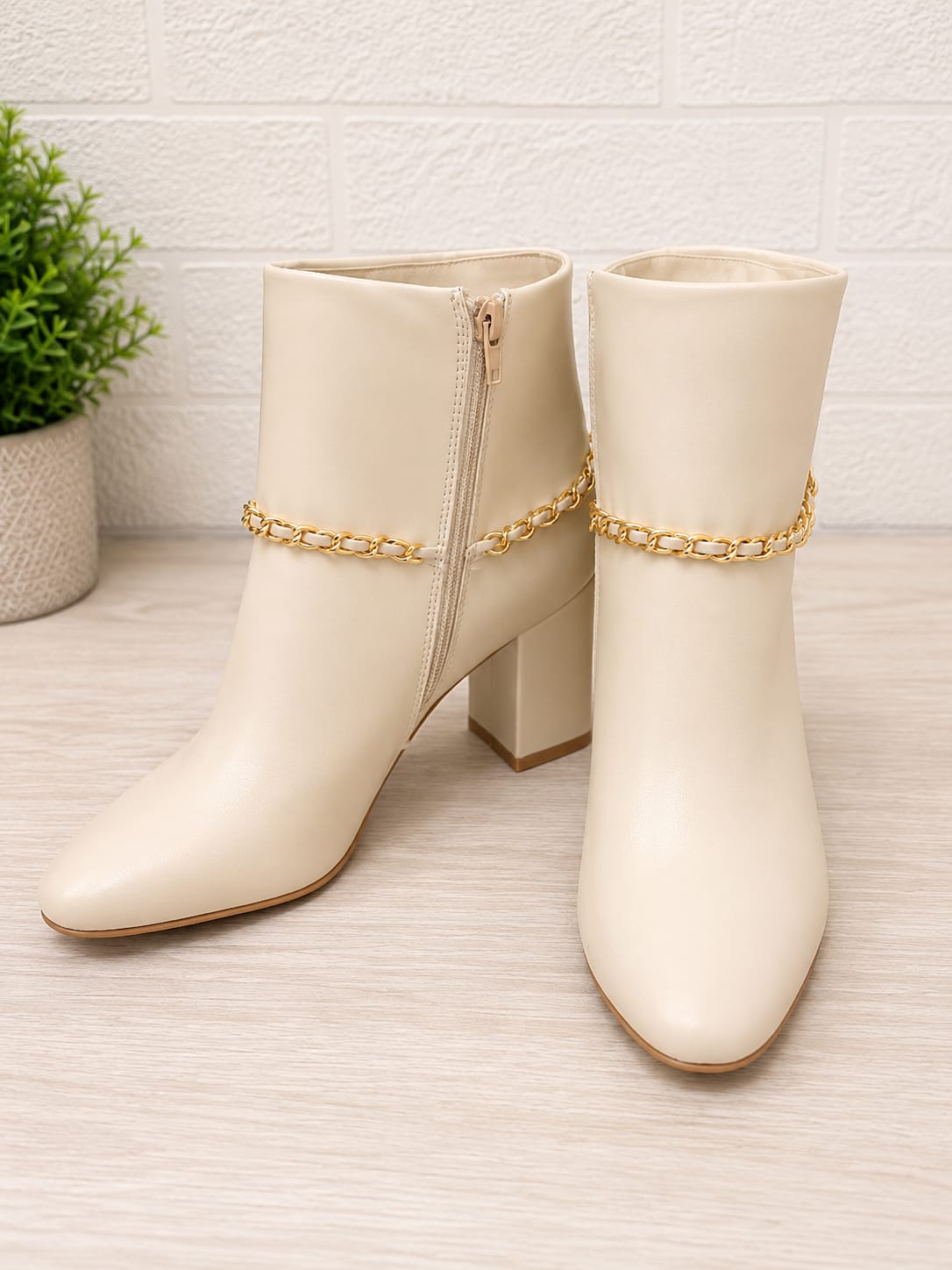Women's Ankle Boots Just Fab Cream Faux Leather Chain Detail Block Heel Side Zip Size 7.5 - New In Box