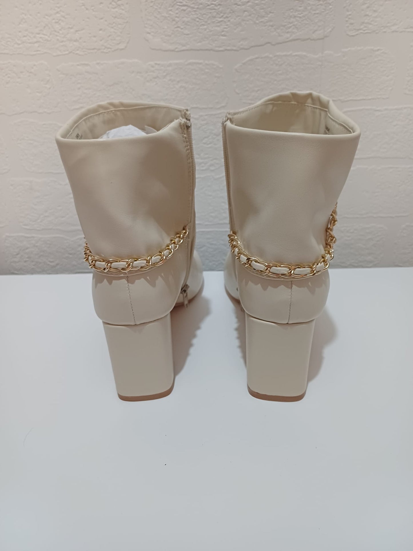 Women's Ankle Boots Just Fab Cream Faux Leather Chain Detail Block Heel Side Zip Size 7.5 - New In Box