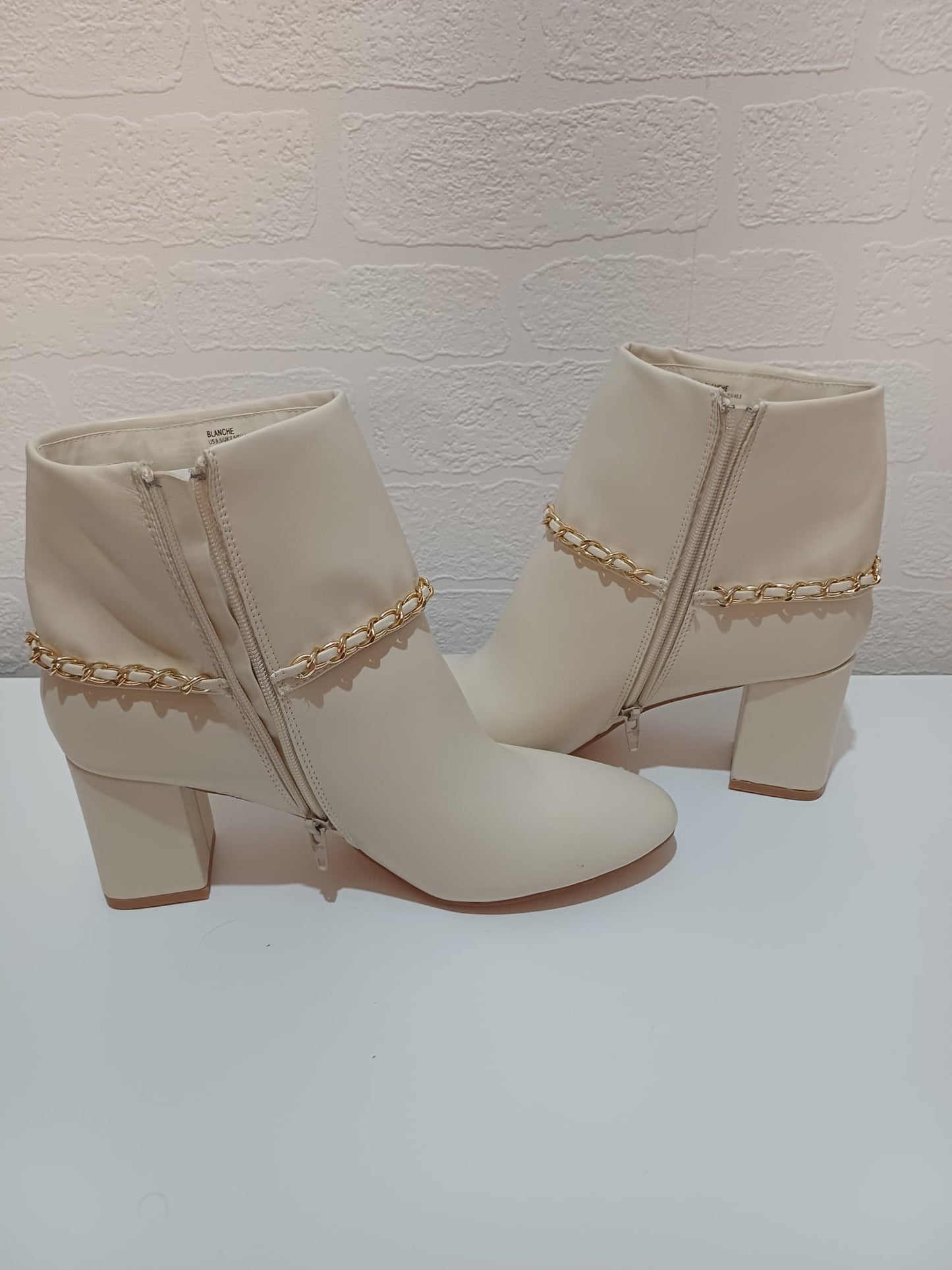 Women's Ankle Boots Just Fab Cream Faux Leather Chain Detail Block Heel Side Zip Size 7.5 - New In Box