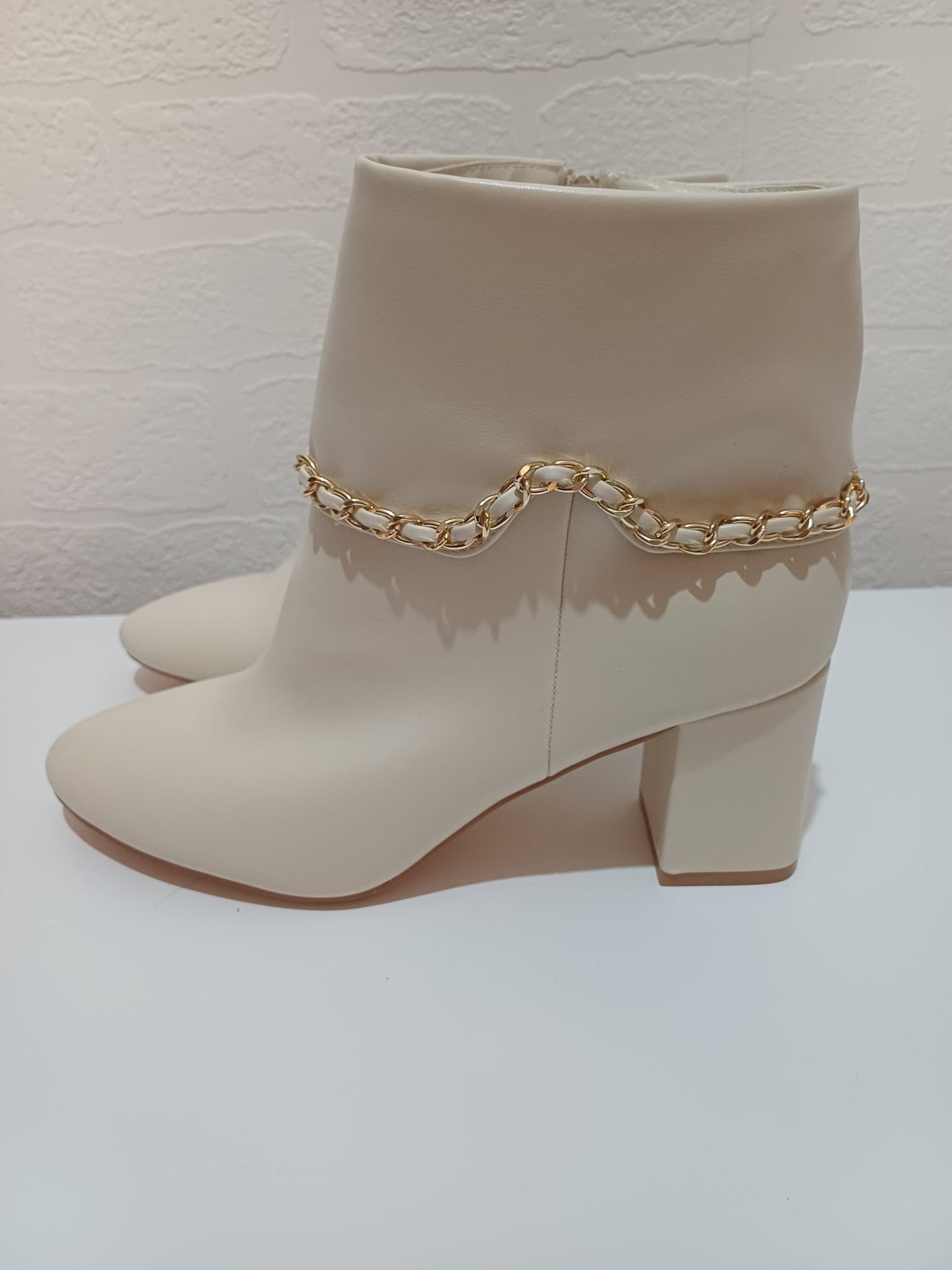 Women's Ankle Boots Just Fab Cream Faux Leather Chain Detail Block Heel Side Zip Size 7.5 - New In Box
