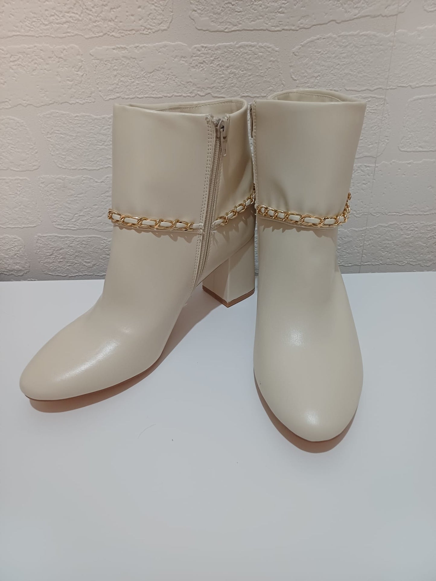Women's Ankle Boots Just Fab Cream Faux Leather Chain Detail Block Heel Side Zip Size 7.5 - New In Box