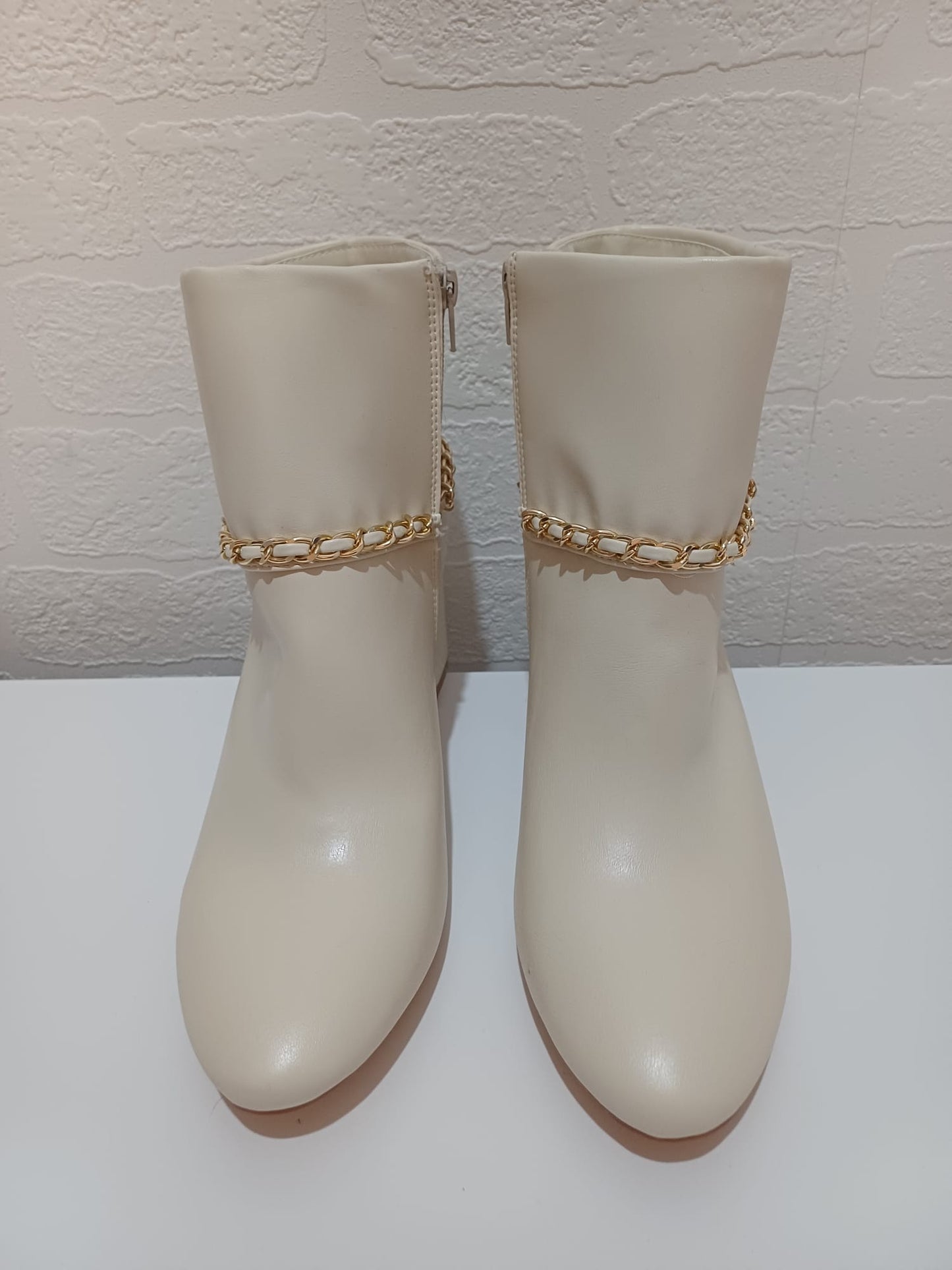 Women's Ankle Boots Just Fab Cream Faux Leather Chain Detail Block Heel Side Zip Size 7.5 - New In Box