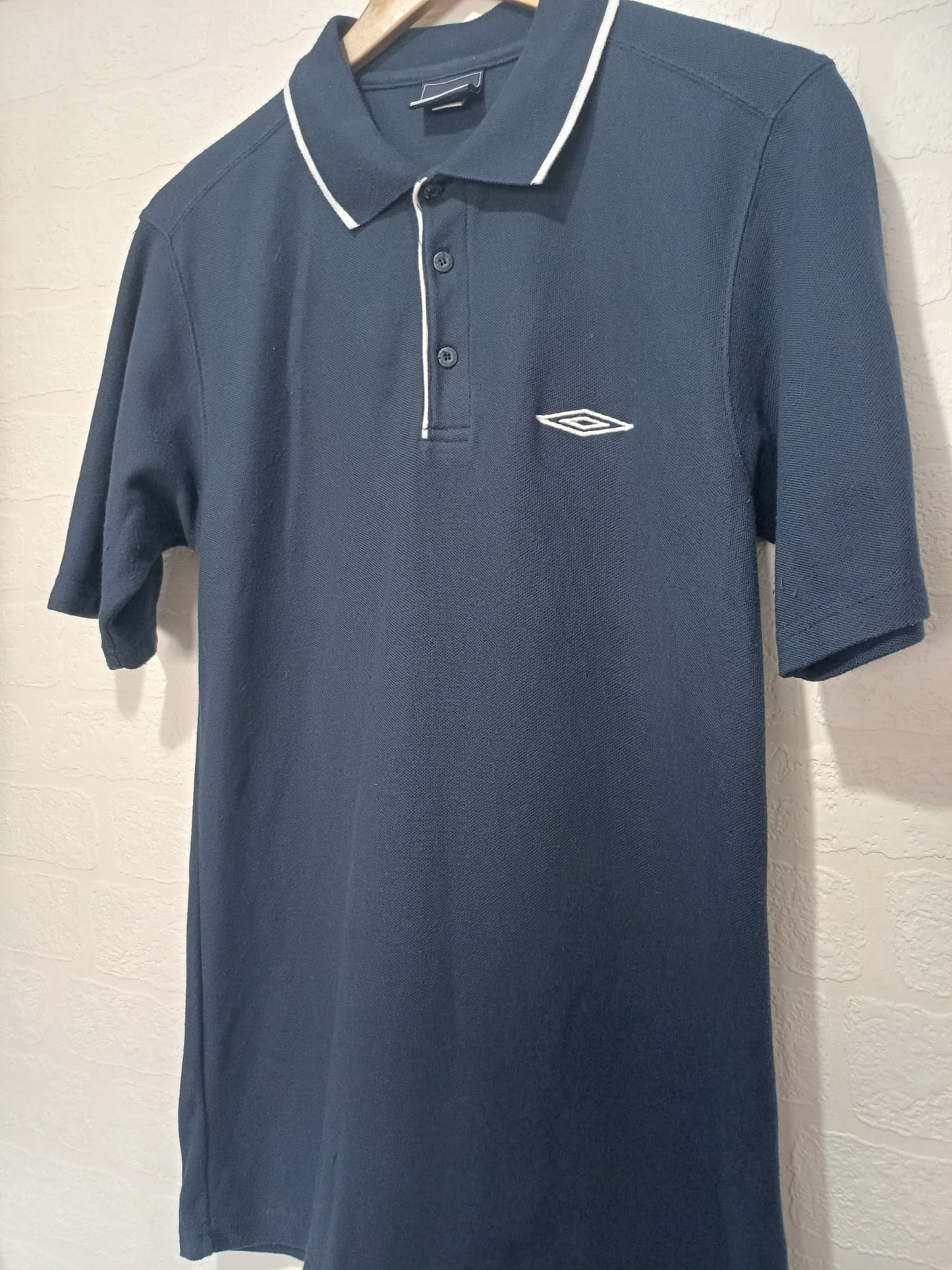 Men's Polo Shirt Umbro Navy Blue Small Approx. 17" PTP - Very Good Condition