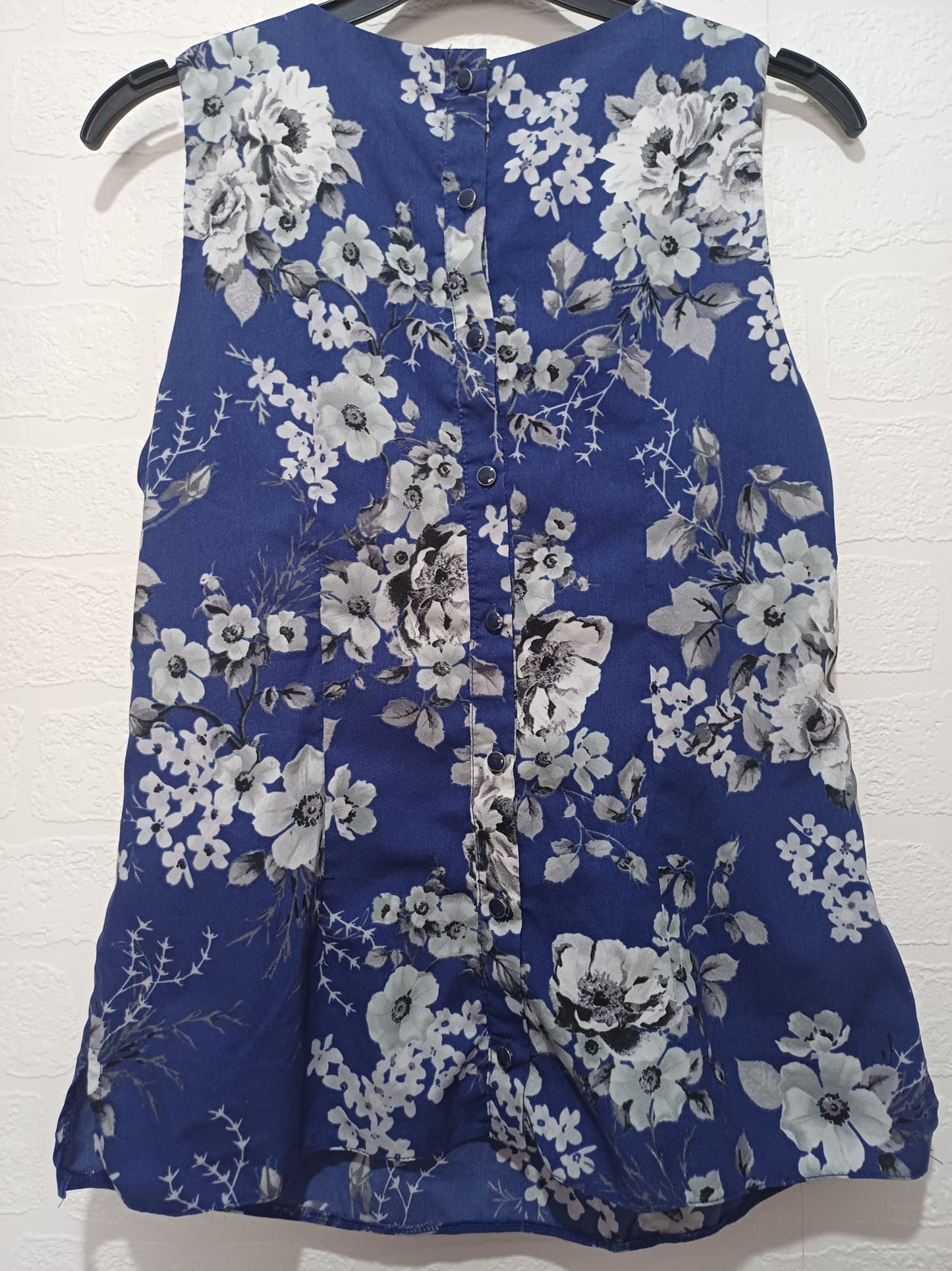 Women's Sleeveless Blouse Billie & Blossom Blue Grey Floral Pleated Front Buttoned Back Size 10 Approx. 18" PTP - Very Good Condition