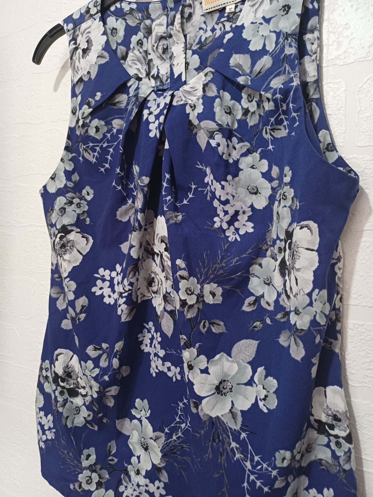 Women's Sleeveless Blouse Billie & Blossom Blue Grey Floral Pleated Front Buttoned Back Size 10 Approx. 18" PTP - Very Good Condition