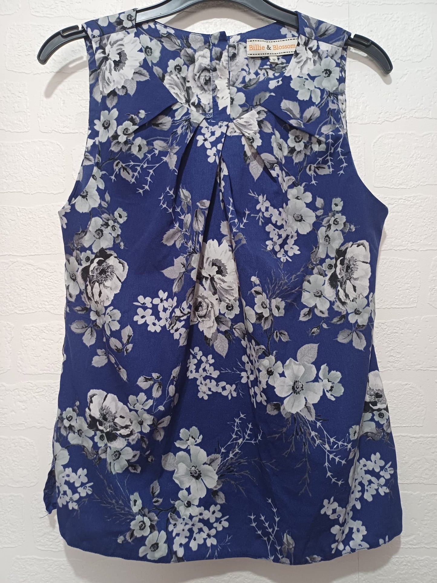 Women's Sleeveless Blouse Billie & Blossom Blue Grey Floral Pleated Front Buttoned Back Size 10 Approx. 18" PTP - Very Good Condition