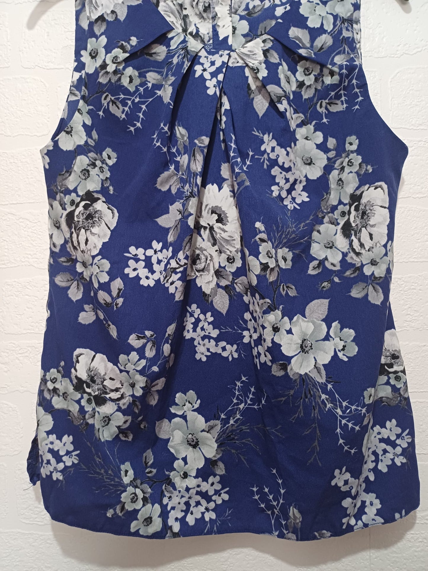 Women's Sleeveless Blouse Billie & Blossom Blue Grey Floral Pleated Front Buttoned Back Size 10 Approx. 18" PTP - Very Good Condition