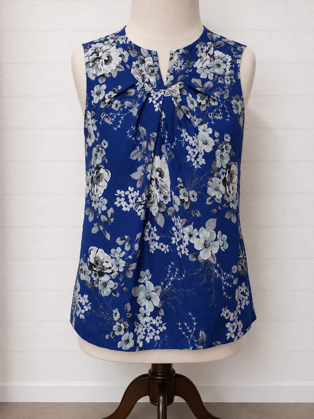 Women's Sleeveless Blouse Billie & Blossom Blue Grey Floral Pleated Front Buttoned Back Size 10 Approx. 18" PTP - Very Good Condition
