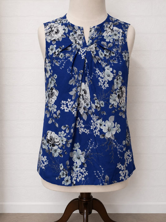 Women's Sleeveless Blouse Billie & Blossom Blue Grey Floral Pleated Front Buttoned Back Size 10 Approx. 18" PTP - Very Good Condition