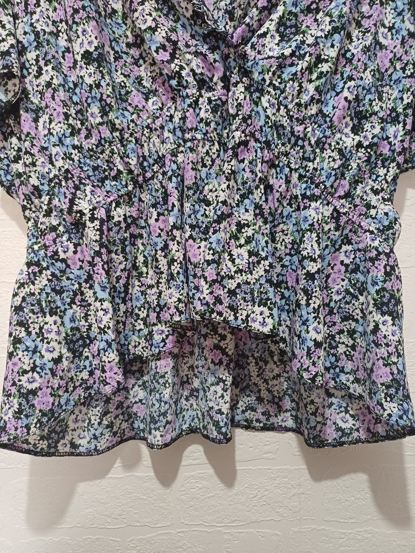Women's Blouse George Floral Blue & Purple Wrap Style V-Neck Ruffle Floaty Sleeves Elasticated Waist Size 22 Approx. 22" PTP - Very Good Condition