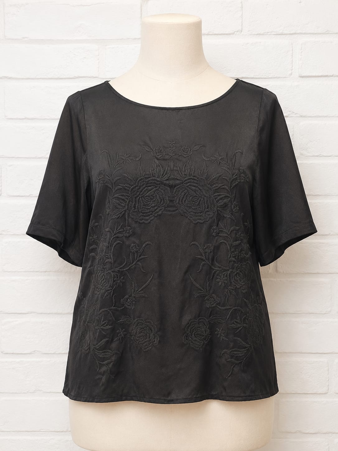 Women's Top Zara Black Satin Feel Floral Print Short Sleeve Round Neck Size XS Approx. 19" PTP - Very Good Condition