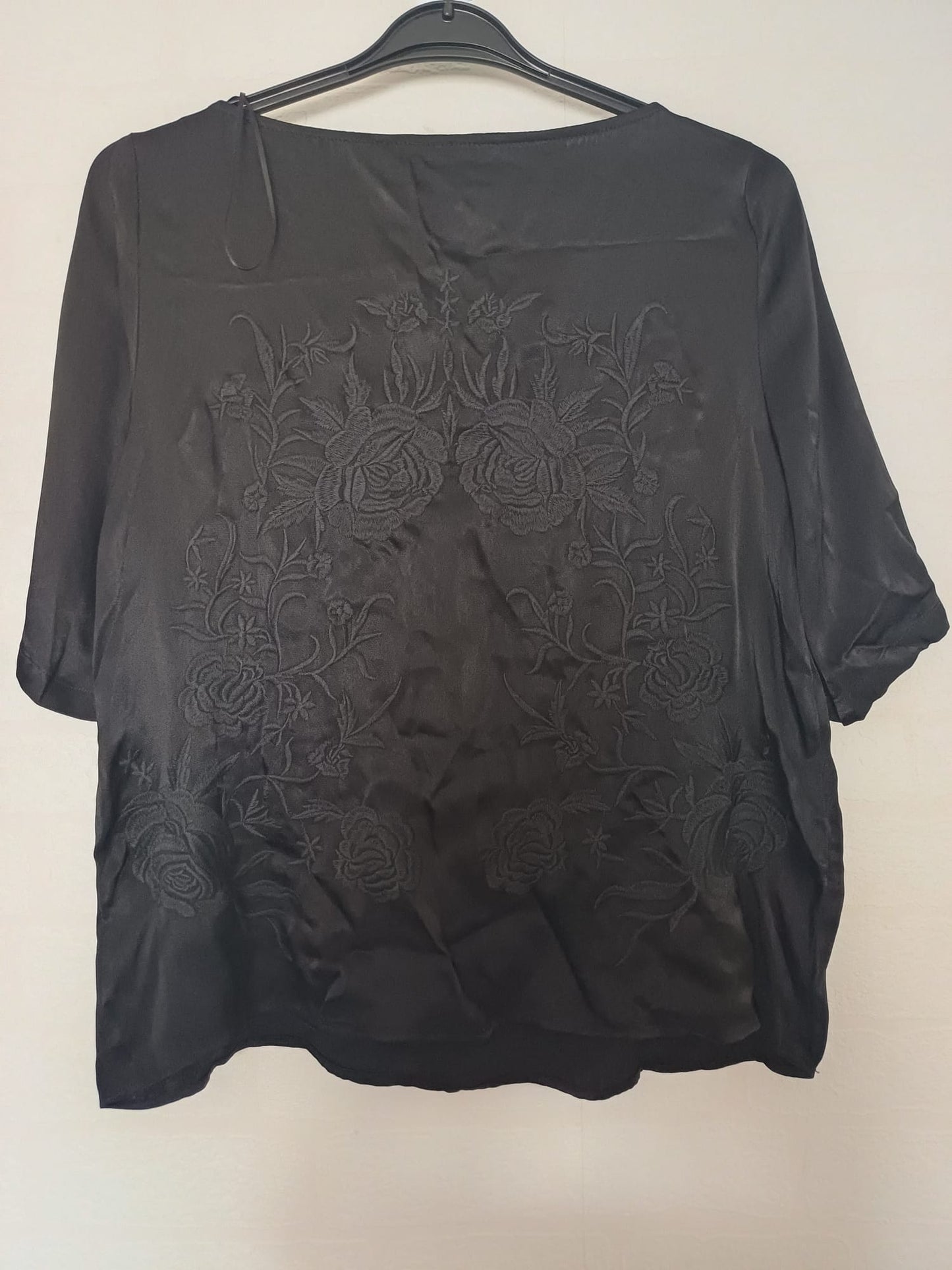 Women's Top Zara Black Satin Feel Floral Print Short Sleeve Round Neck Size XS Approx. 19" PTP - Very Good Condition