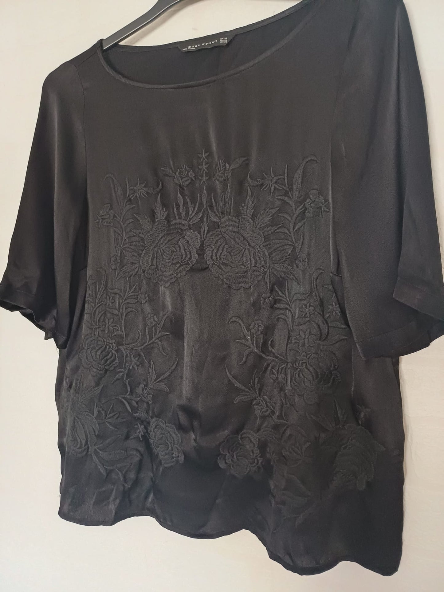 Women's Top Zara Black Satin Feel Floral Print Short Sleeve Round Neck Size XS Approx. 19" PTP - Very Good Condition