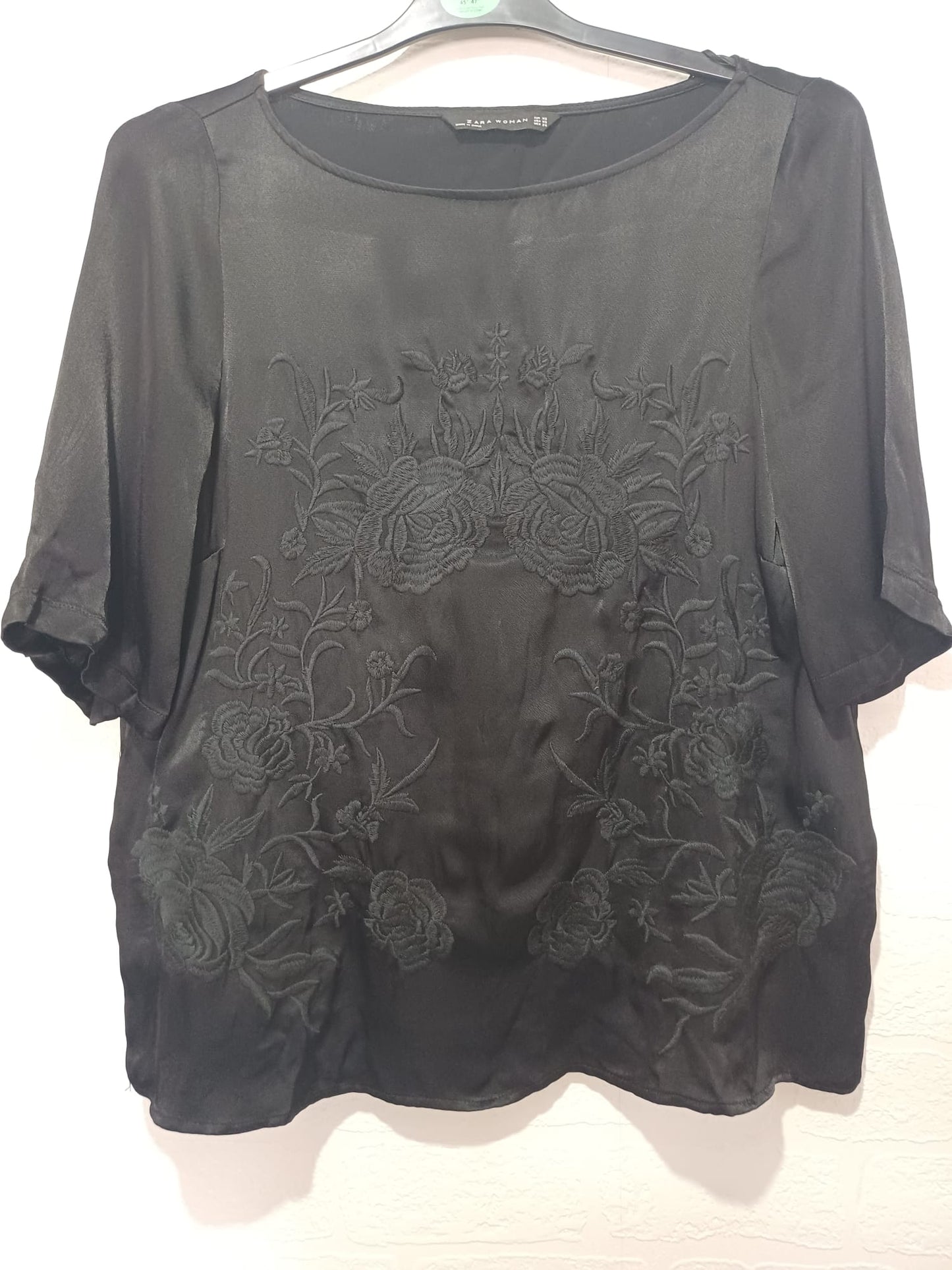 Women's Top Zara Black Satin Feel Floral Print Short Sleeve Round Neck Size XS Approx. 19" PTP - Very Good Condition