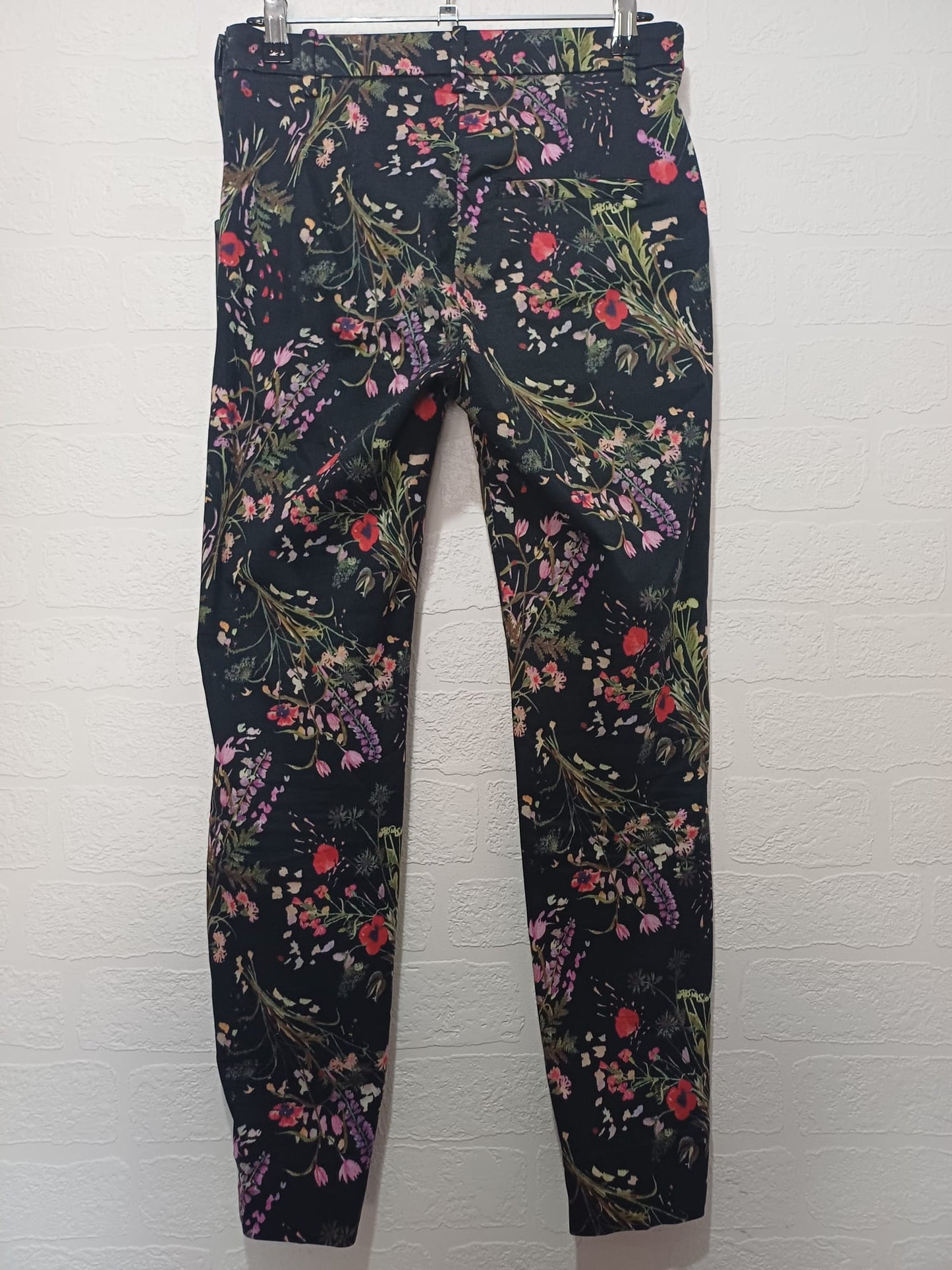 Women's Trousers H&M Black Floral Print Size 6 Approx. 28" W 26.5" L - Very Good Condition