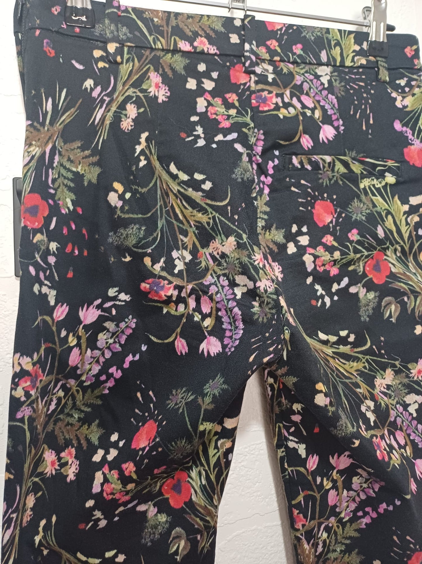 Women's Trousers H&M Black Floral Print Size 6 Approx. 28" W 26.5" L - Very Good Condition