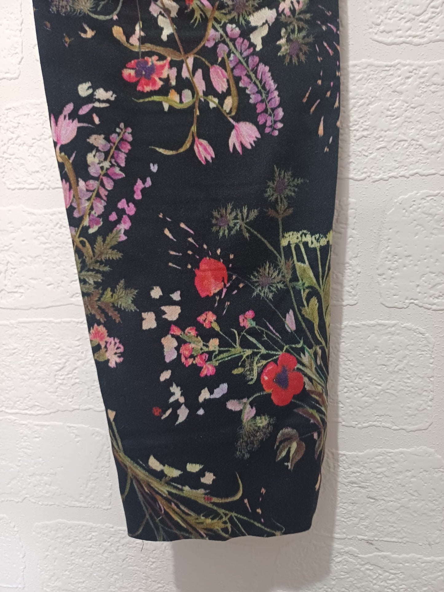 Women's Trousers H&M Black Floral Print Size 6 Approx. 28" W 26.5" L - Very Good Condition