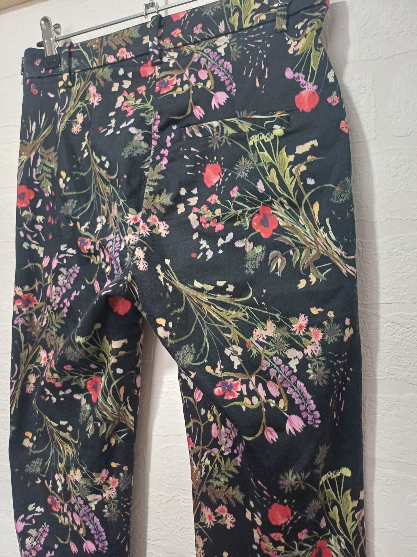 Women's Trousers H&M Black Floral Print Size 6 Approx. 28" W 26.5" L - Very Good Condition