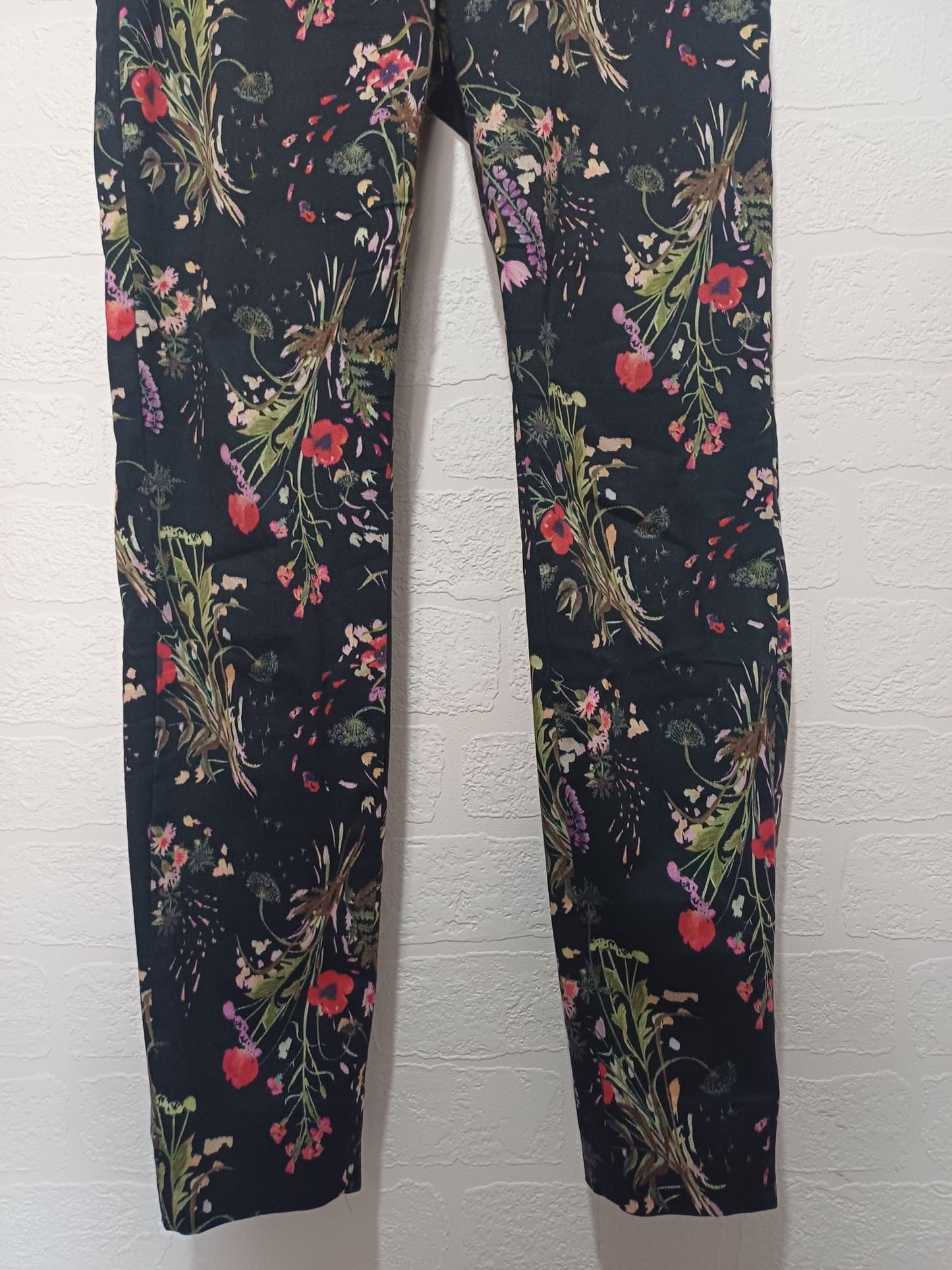 Women's Trousers H&M Black Floral Print Size 6 Approx. 28" W 26.5" L - Very Good Condition