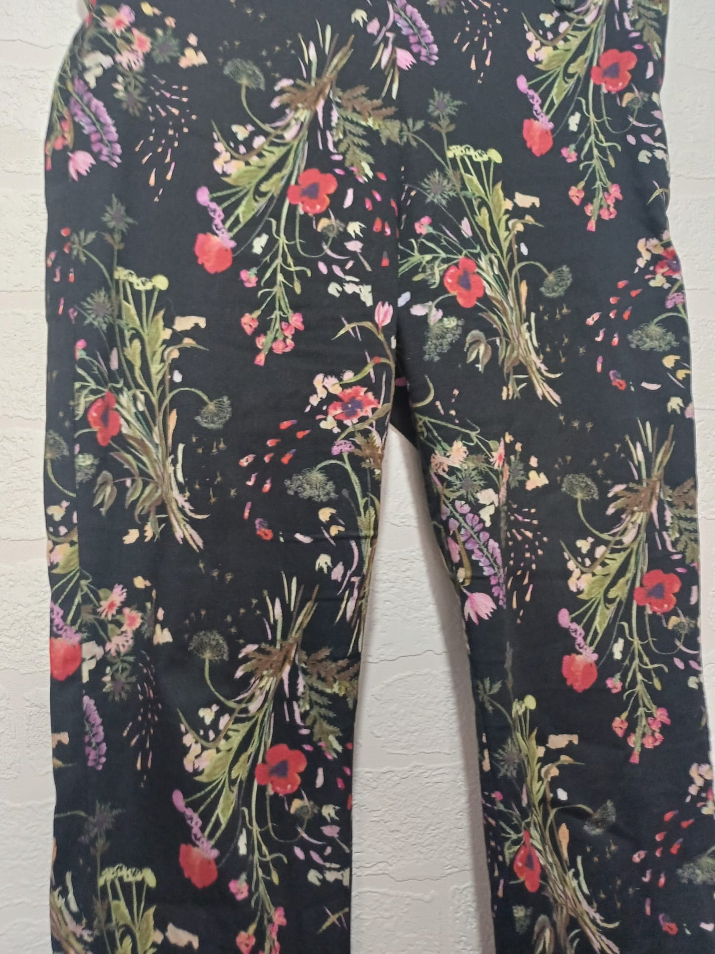 Women's Trousers H&M Black Floral Print Size 6 Approx. 28" W 26.5" L - Very Good Condition