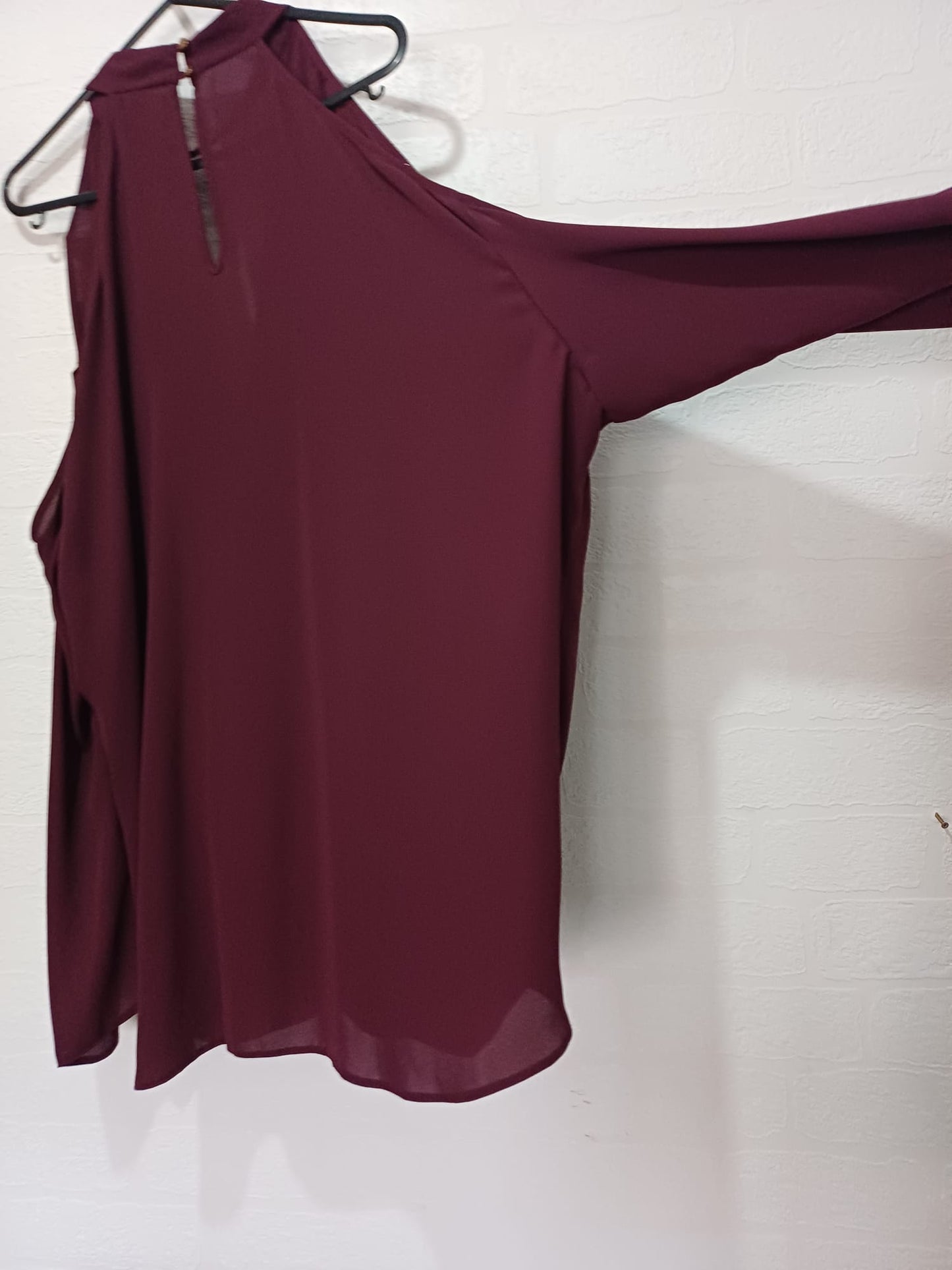 Women's Blouse New Look Curves Burgundy Cold Shoulder High Neck Flared Long Sleeve Plus Size 26 Approx. 26" PTP - Very Good Condition