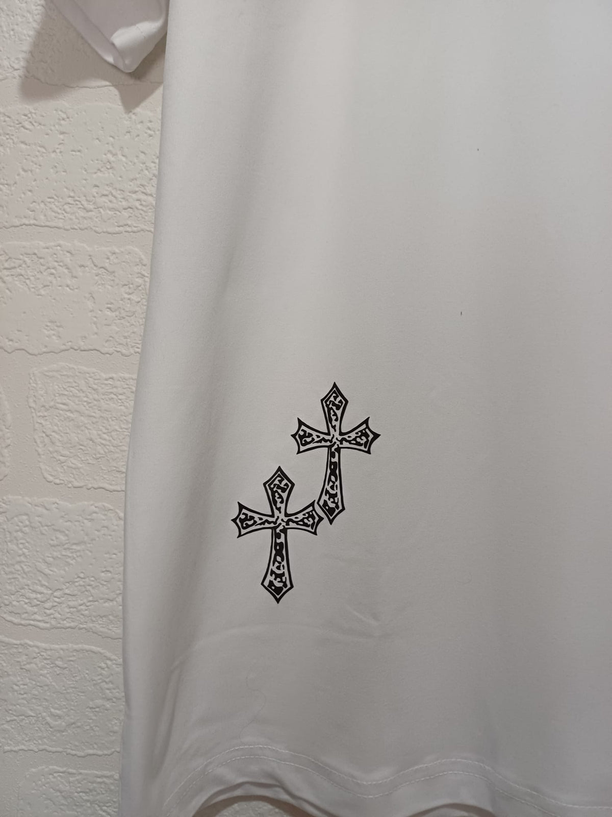 Men's T-Shirt White Black Gothic Cross Graphic Print Short Sleeve Size S Approx. 20" PTP - Very Good Condition