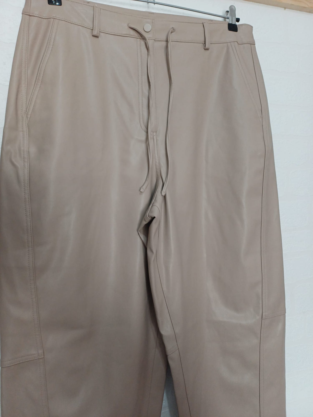 Women's Trousers F&F Beige Faux Leather Cropped Straight Leg UK 16R - Very Good Condition