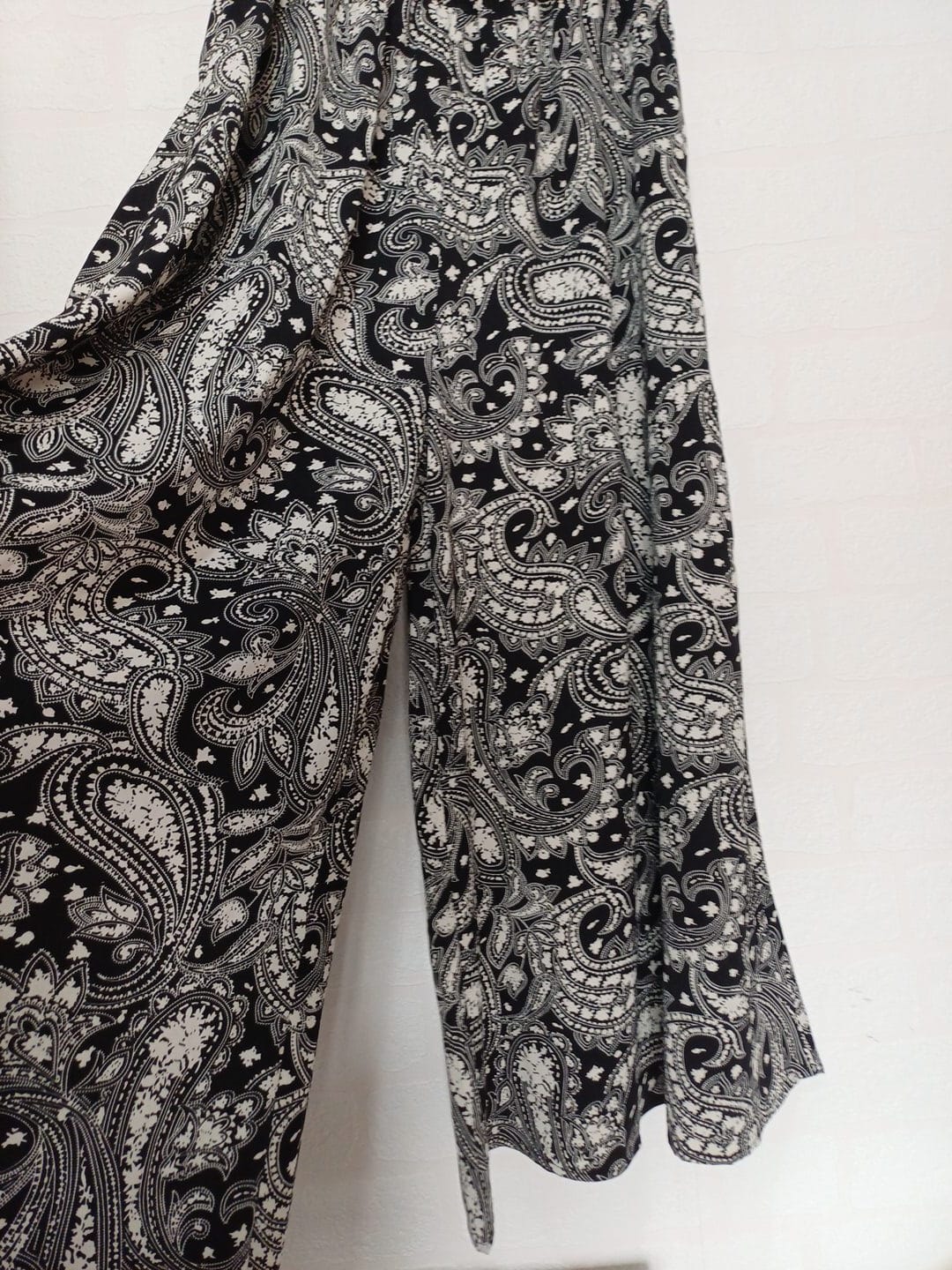 Women's Trousers QED London Black & White Paisley Wide Leg Palazzo Size M - Very Good Condition