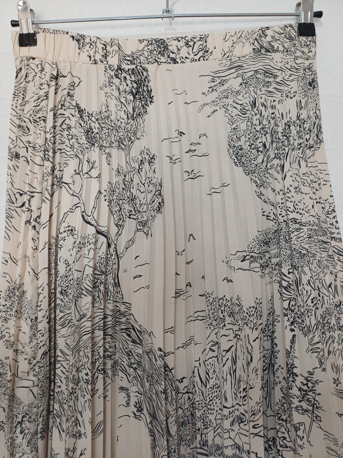Women's Midi Skirt H&M Cream Black Scenic Print Pleated Size M Very Good Condition