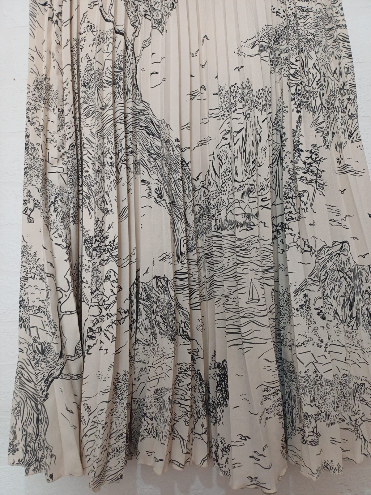 Women's Midi Skirt H&M Cream Black Scenic Print Pleated Size M Very Good Condition