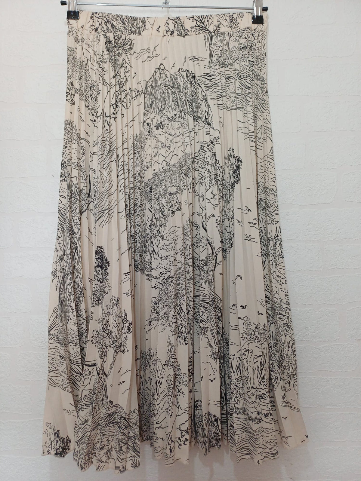 Women's Midi Skirt H&M Cream Black Scenic Print Pleated Size M Very Good Condition