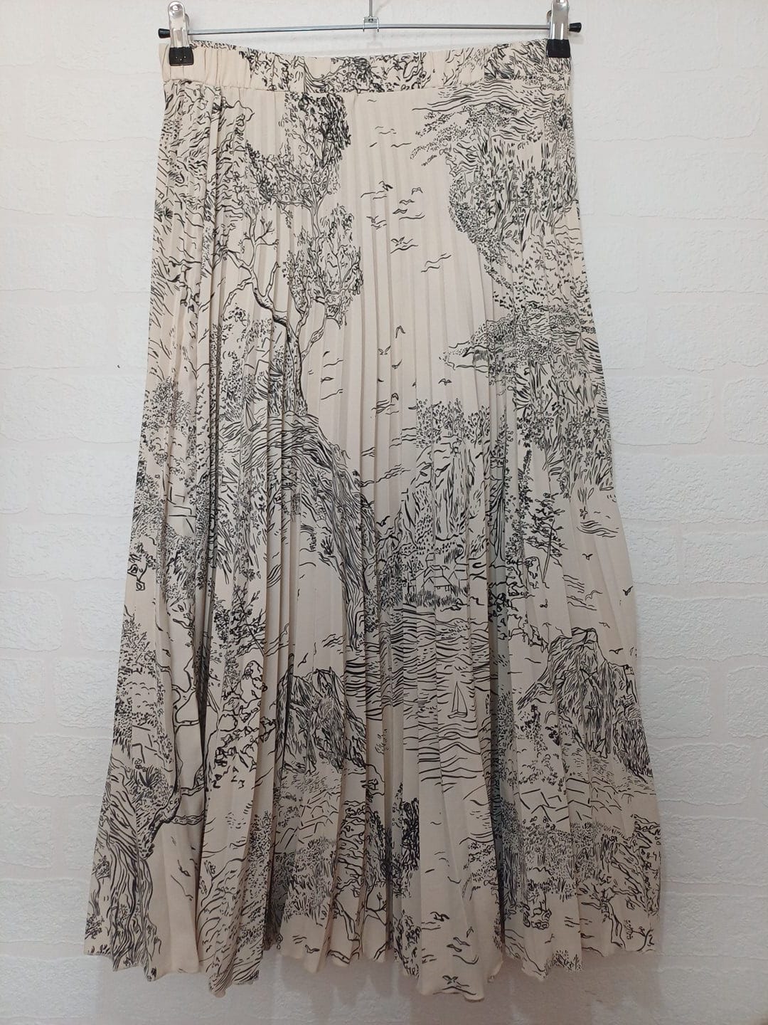 Women's Midi Skirt H&M Cream Black Scenic Print Pleated Size M Very Good Condition