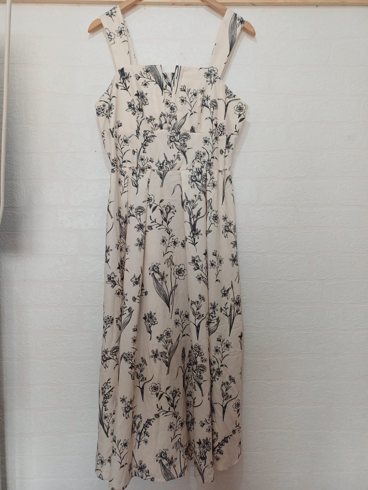 Women's Maxi Dress SHEIN Cream Black Floral Size L BNWT