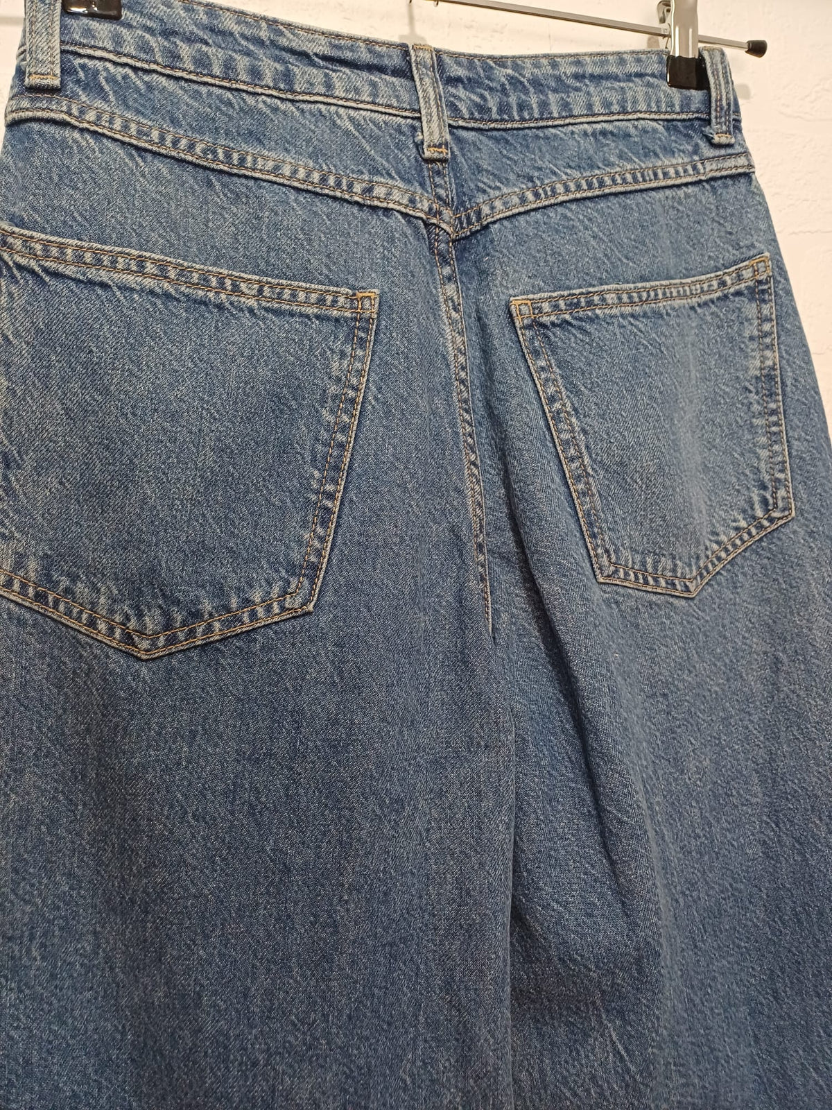 Women's Jeans H&M Divided Medium-Wash Blue High-Waisted Wide-Leg W28 L32 Excellent Pre-Loved