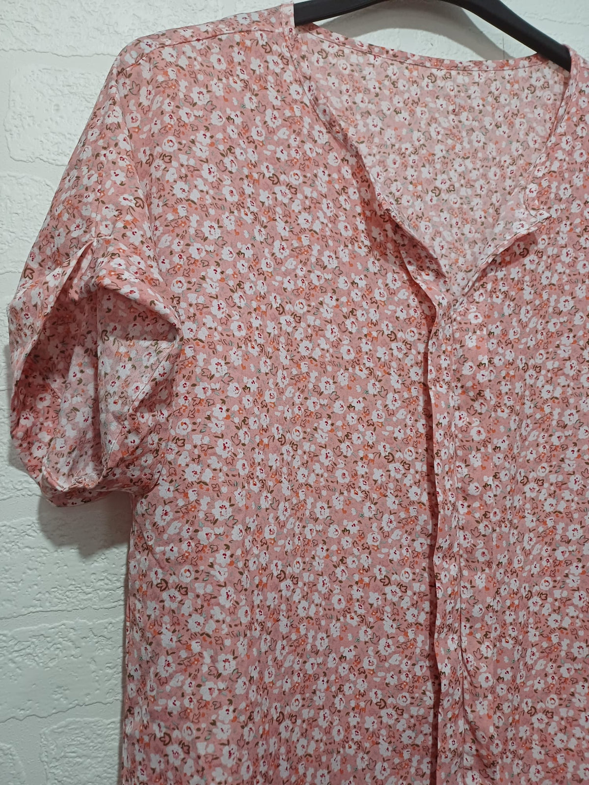 Women's Blouse SHEIN Pink Ditsy Floral Short Sleeve V-Neck Size Large Very Good Condition